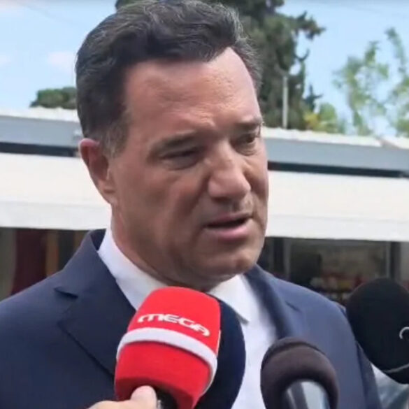 Στην κηδεία του Γιώργου Μαζωνάκη ο Άδωνις Γεωργιάδης: «Συγγνώμη που το σύστημα δεν μπόρεσε να τον προστατεύσει»
