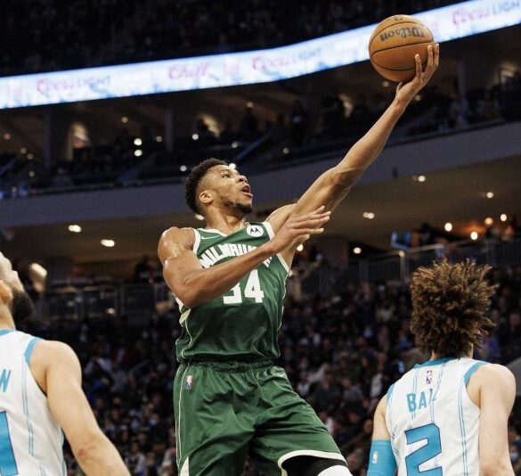 «Triple double» ο Giannis, νέα ήττα οι Μπακς
