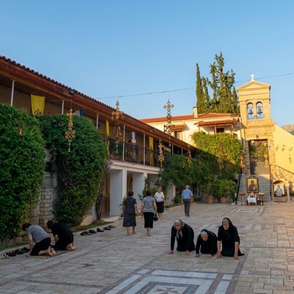 Πάτρα: Πιστοί ανεβαίνουν γονατιστοί στο Γηροκομειό – Κοσμοσυρροή για την Παναγία τη Γηροκομίτισσα