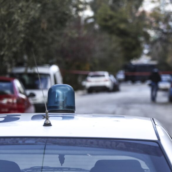 Συνελήφθη στη Γλυφάδα 16χρονος μαθητής που κυκλοφορούσε με μαχαίρια