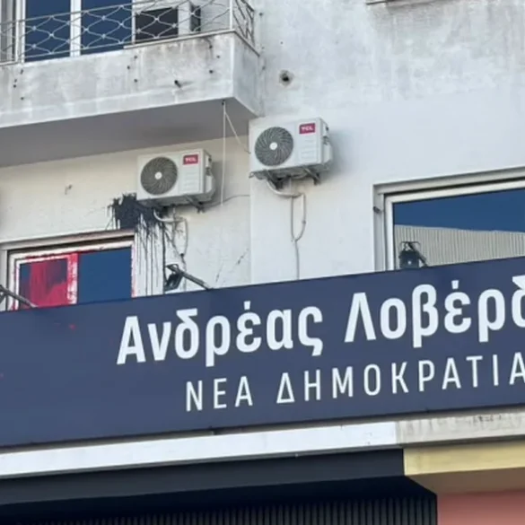 Ανδρέας Λοβέρδος: Επίθεση με μπογιές στο πολιτικό του γραφείο- «Δεν τους φοβάμαι»