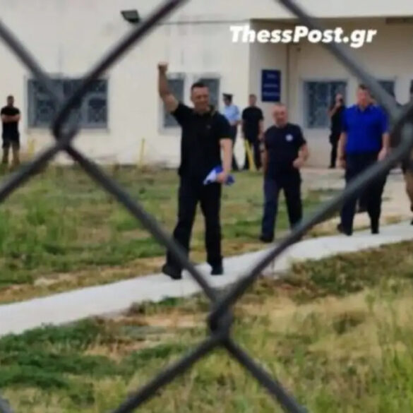 Αποφυλακίστηκε ο Ηλίας Κασιδιάρης: Του φώναζαν “Ηλία θυμίσου, είμαστε μαζί σου”
