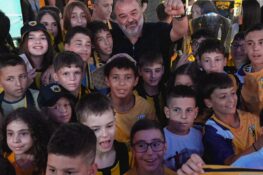 Πατρινοί αγκαλιά με το Τρόπαιο της ΑΕΚ και τον Μάριο Ηλιόπουλο – ΦΩΤΟ