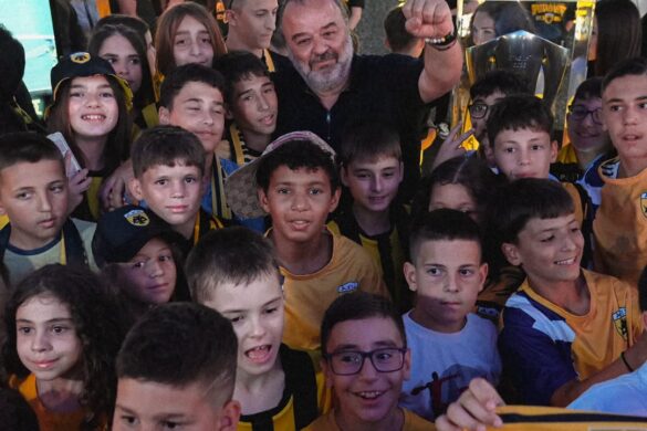 Πατρινοί αγκαλιά με το Τρόπαιο της ΑΕΚ και τον Μάριο Ηλιόπουλο – ΦΩΤΟ