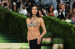 Met Gala 2026: Η Ιρίνα Σάικ άφησε ελάχιστα στη φαντασία – ΦΩΤΟ