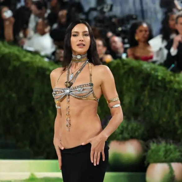 Met Gala 2026: Η Ιρίνα Σάικ άφησε ελάχιστα στη φαντασία – ΦΩΤΟ