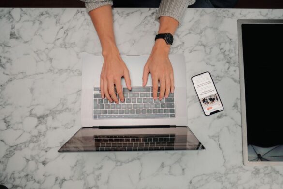 EE: Εκπλήξεις ερωτικού περιεχομένου στο δεύτερο «κύμα» των εταιρειών τεχνολογίας