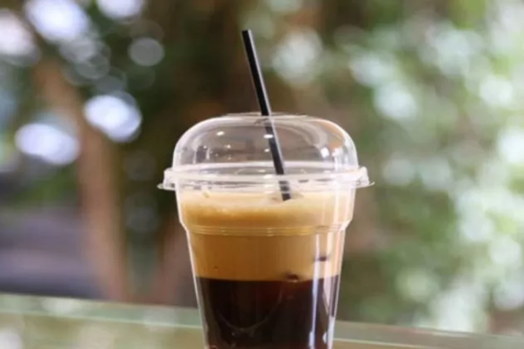 Δέκα λεπτά ακριβότερος ο καφές σε πλαστικό ποτήρι από την Πρωτοχρονιά