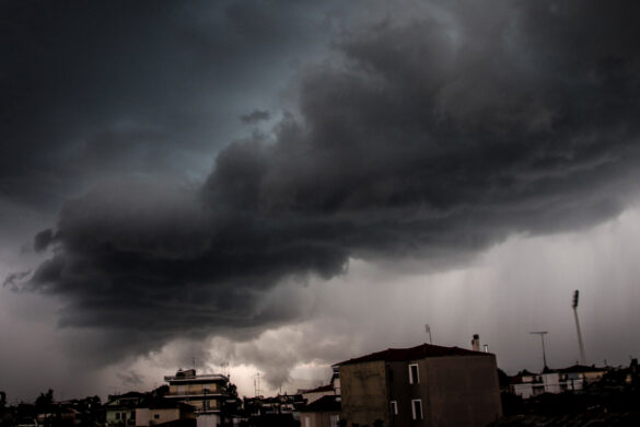 Ξεκίνησε η κακοκαιρία στην Πάτρα- Βροχή και χαλάζι σε πολλά σημεία
