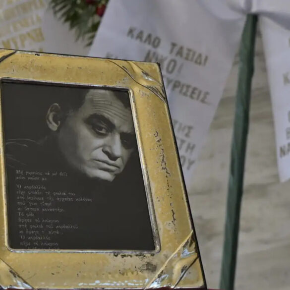 Κηδεία Νίκου Καλογερόπουλου: Συγγενείς και φίλοι αποχαιρετούν τον σπουδαίο ηθοποιό