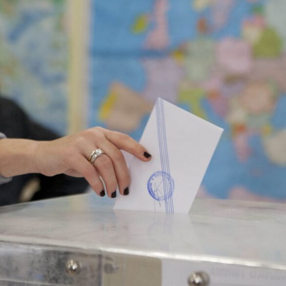 Δημοσκόπηση Interview: Καθαρό προβάδισμα ΝΔ με 30,1% – «Ντέρμπι» Τσίπρα – ΠΑΣΟΚ για τη δεύτερη θέση