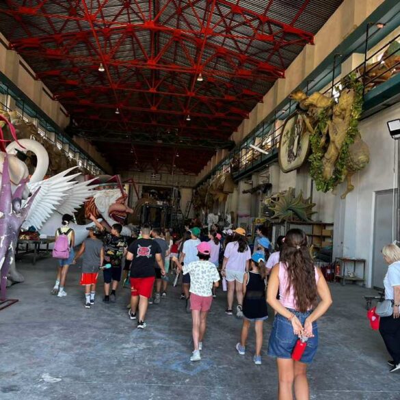 Πάτρα: Τα παιδιά των ημερήσιων κατασκηνώσεων επισκέφθηκαν το Καρναβαλικό Εργαστήρι