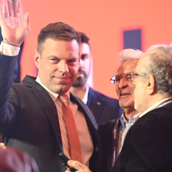 Στέφανος Κασσελάκης: «Αλλάζουμε την πολιτική στην πράξη: Πρωτοβουλία 500.000 υπογραφών για τις γυναικοκτονίες»