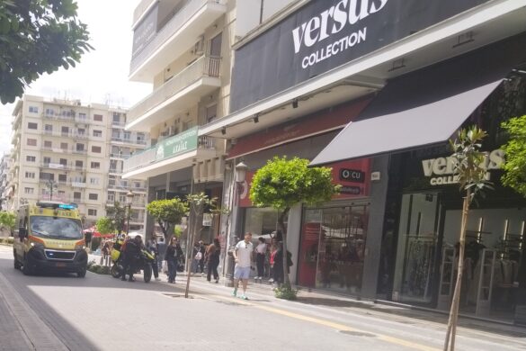 Πάτρα: Άνδρας κατέρρευσε σε κατάστημα κινητής τηλεφωνίας στη Μαιζώνος