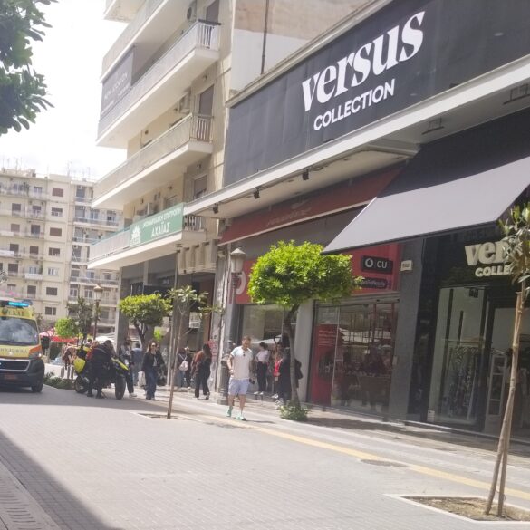 Πάτρα: Άνδρας κατέρρευσε σε κατάστημα κινητής τηλεφωνίας στη Μαιζώνος