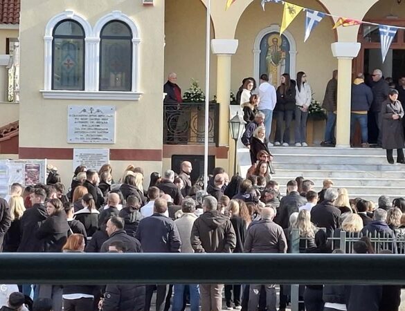 Πάτρα: Όλοι «λύγισαν» στην κηδεία της 17χρονης Αγγελικής