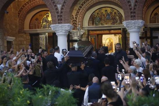 «Φεύγω για μένα» και παρατεταμένο χειροκρότημα στο τελευταίο αντίο στον Γιώργο Μαζωνάκη στη Νίκαια