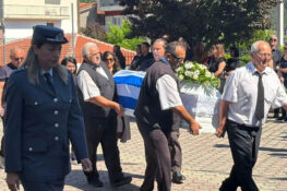 Δράμα: Σε κλίμα οδύνης η κηδεία της 45χρονης που σκότωσε με 7 μαχαιριές ο 50χρονος σύζυγός της