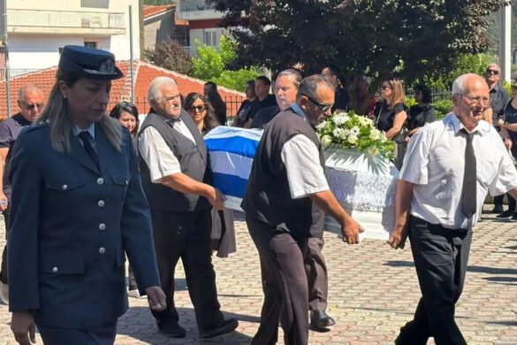 Δράμα: Σε κλίμα οδύνης η κηδεία της 45χρονης που σκότωσε με 7 μαχαιριές ο 50χρονος σύζυγός της