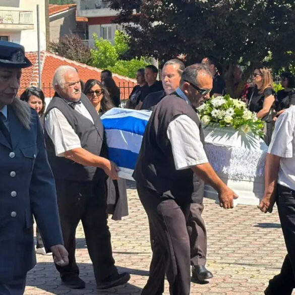 Δράμα: Σε κλίμα οδύνης η κηδεία της 45χρονης που σκότωσε με 7 μαχαιριές ο 50χρονος σύζυγός της