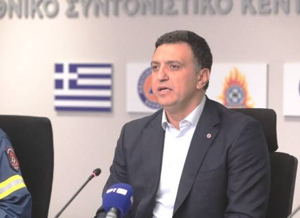 «Η πολύ επικίνδυνη πυρκαγιά στην Πάτρα αντιμετωπίστηκε μέσα σε δύο ώρες», λέει ο Βασίλης Κικίλιας και ευχαριστεί πυροσβέστες και εθελοντές