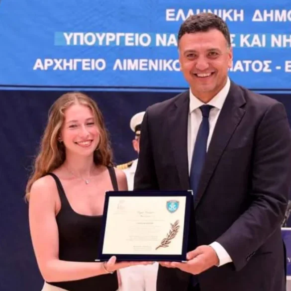 Β. Κικίλιας: Βράβευσε την Πατρινή ναυαγοσώστρια που έσωσε επτά άτομα στην Κεφαλονιά