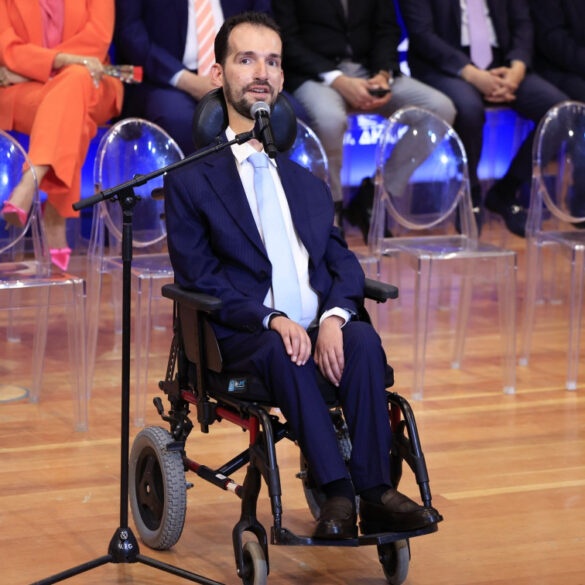 Στέλιος Κυμπουρόπουλος: Με κάταγμα στο γόνατο – Έπεσε από το αμαξίδιο