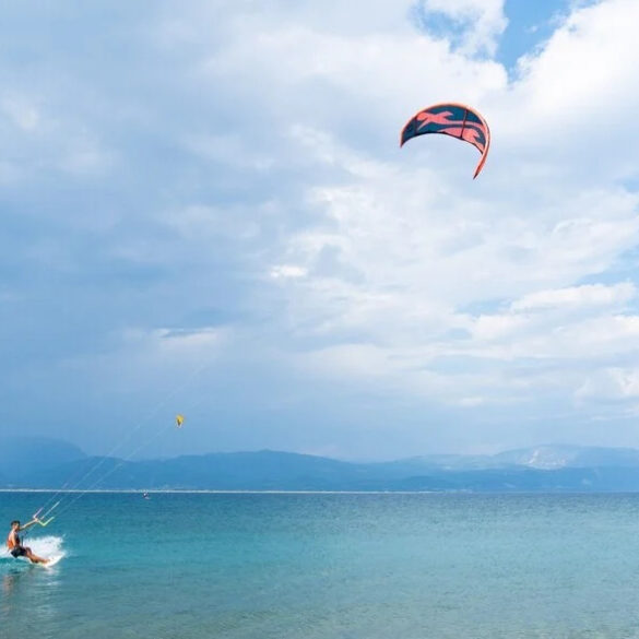 Πάτρα: Τραυματίστηκε 17χρονη αθλήτρια kite surf στην Πλαζ όταν κόπηκε σκοινί του εξοπλισμού της