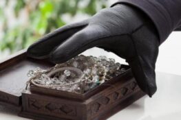 Πάτρα: Παραβίασε παράθυρο και έκλεψε κοσμήματα αξίας 10.000 ευρώ