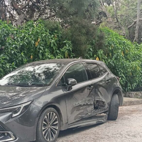Κολωνάκι: Χειροπέδες σε τραγουδίστρια για οδήγηση υπό την επήρεια αλκοόλ – Ζημιές σε 5 ΙΧ