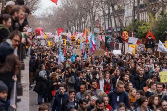 Υπηρεσιακός πρωθυπουργός ή εκλογές: Οι επιλογές Μακρόν μπροστά στην πτώση της κυβέρνησης Μπαϊρού