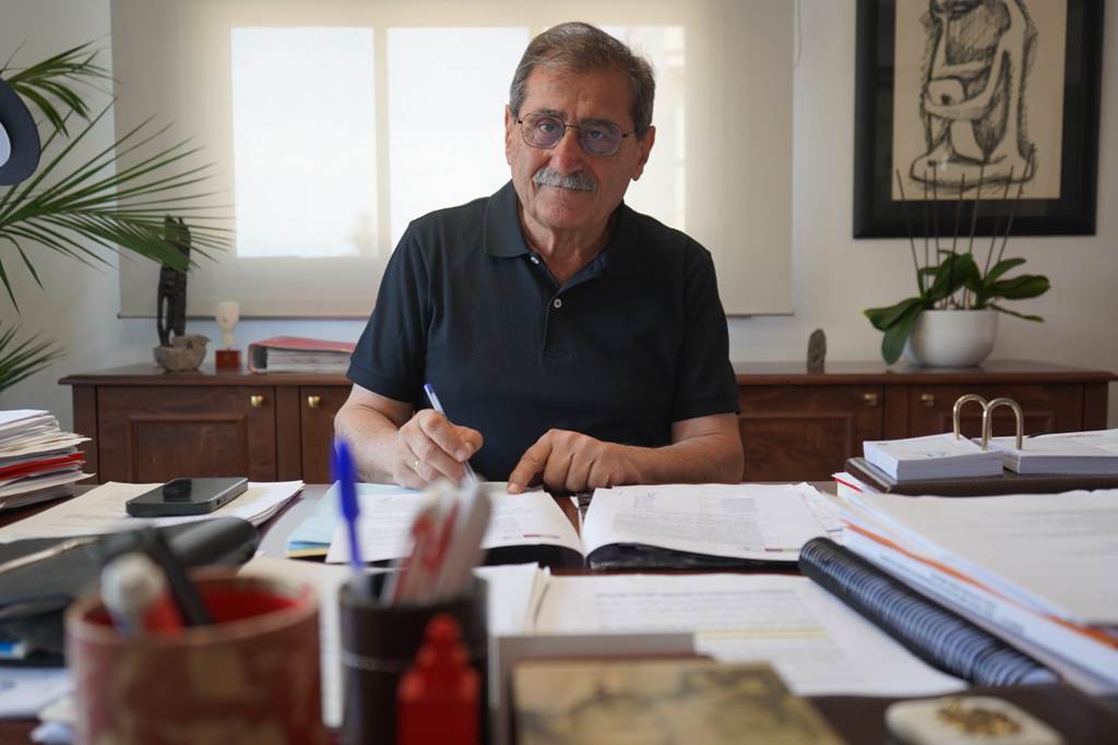 O Δήμαρχος Πατρέων Κ. Πελετίδης υπέγραψε τη σύμβαση για την ανάπλαση της πλατείας Γεωργίου 2 kostas peletidis symbasi plateias georgiou