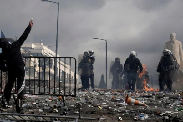 Οι κουκουλοφόροι αμαύρωσαν μια τεράστια ειρηνική συγκέντρωση – Επιτέθηκαν και σε διαδηλωτές