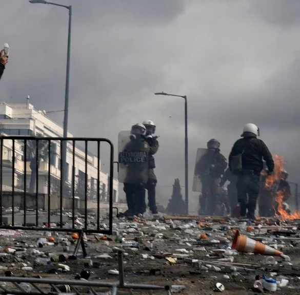 Οι κουκουλοφόροι αμαύρωσαν μια τεράστια ειρηνική συγκέντρωση – Επιτέθηκαν και σε διαδηλωτές