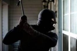 Πάτρα: “Θρίλερ” στη συνοικία Πράτσικα – Ο κουκουλοφόρος ήταν μέσα στο σπίτι του