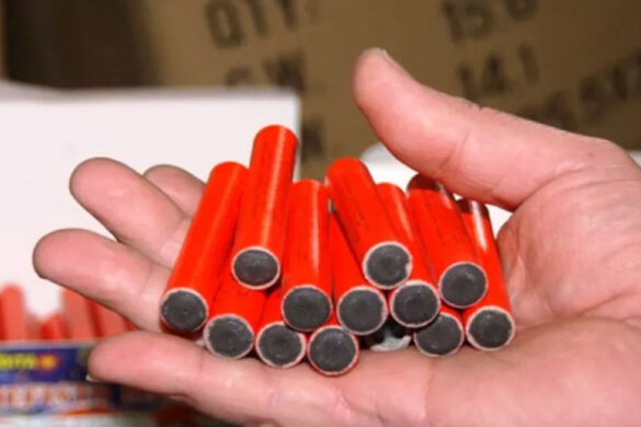 Πάτρα: “Οπλοστάσιο” το σπίτι 30χρονου – Βρήκαν πάνω από 3.000 κροτίδες και πυροτεχνήματα