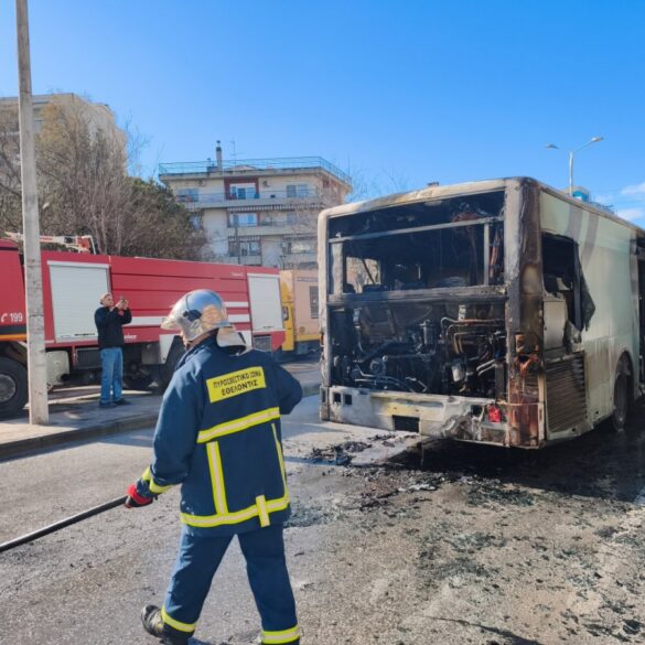 Θεσσαλονίκη: Φωτιά ξέσπασε σε λεωφορείο του ΚΤΕΛ που βρισκόταν εν κινήσει