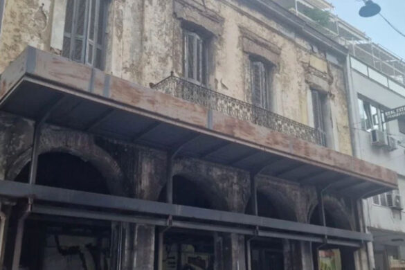 Πεζοί κινδυνεύουν από κτίριο-φάντασμα στο κέντρο της Πάτρας