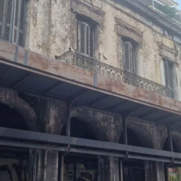 Πεζοί κινδυνεύουν από κτίριο-φάντασμα στο κέντρο της Πάτρας