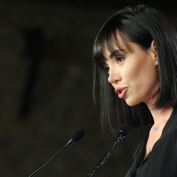Κυβέλη Μάρδα: Ποιά είναι η γυναίκα που προλόγισε τον Αλέξη Τσίπρα