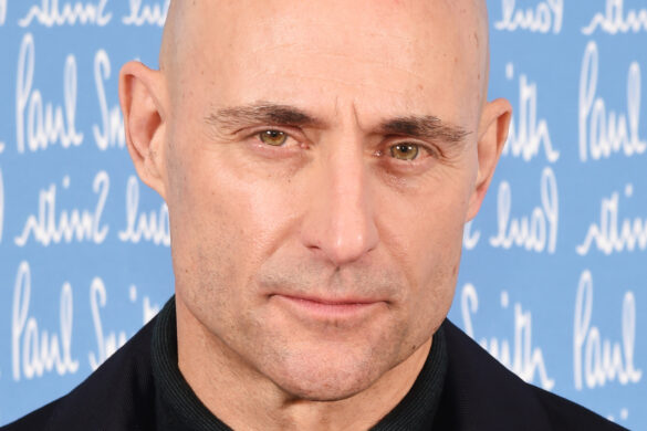 Ο Μαρκ Στρονγκ στηρίζει τις προσπάθειες προστασίας παιδιών στην Ουκρανία