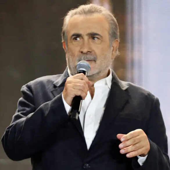 Ο Λάκης Λαζόπουλος καταγγέλλει: Οδηγούμαστε στη Μυκονοποίηση της Πάρου και στην απαξίωση της ομορφιάς