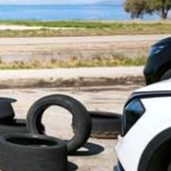Πάτρα: Δεκάδες πεταμένα λάστιχα δίπλα στον ΝΟΠ