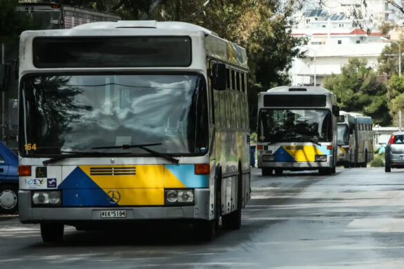 Τροχαίο με αστικό λεωφορείο – «Καρφώθηκε» σε κολώνα