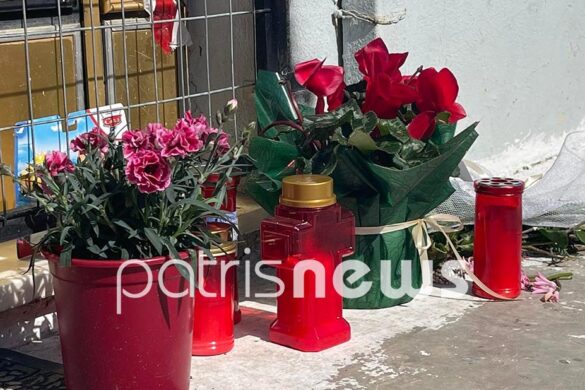 Βουβός θρήνος στην Ανδραβίδα: Μερικά λουλούδια και κεριά έξω από το σπίτι που έγινε το τετραπλό φονικό