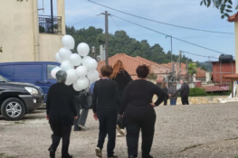 Μακρίσια: Με λευκά μπαλόνια αποχαιρέτησαν τον 13χρονο Κωνσταντίνο