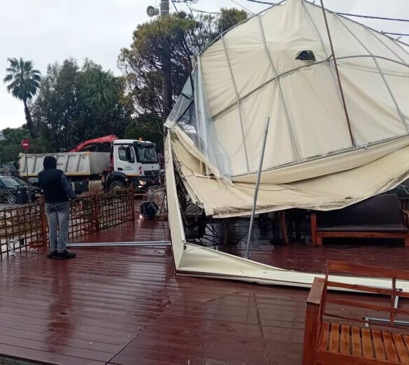 Ζημιές στην παραλία Μαραθώνα λόγω ισχυρών ανέμων – Έπεσαν σκέπαστρα και τέντες