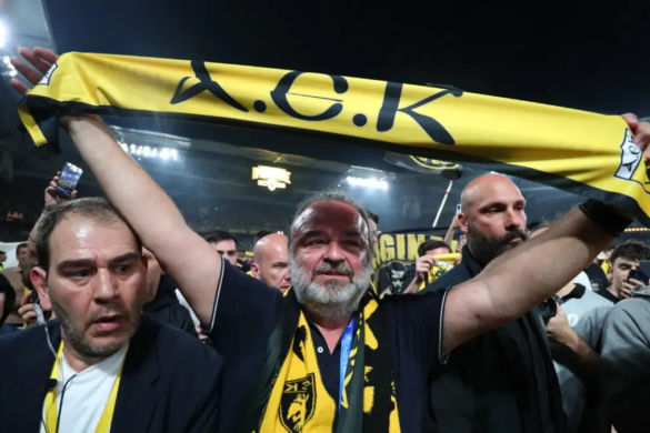 Ο Μάριος Ηλιόπουλος έκανε τον γύρο του θριάμβου μετά την κατάκτηση του πρωταθλήματος από την ΑΕΚ