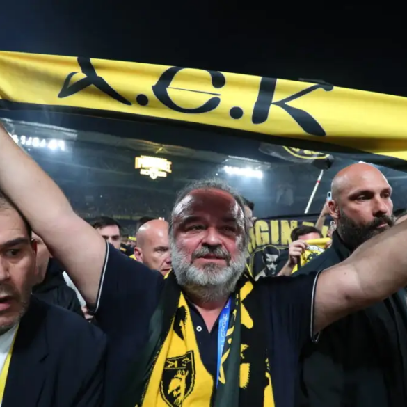Ο Μάριος Ηλιόπουλος έκανε τον γύρο του θριάμβου μετά την κατάκτηση του πρωταθλήματος από την ΑΕΚ