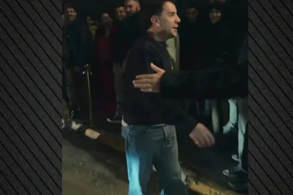 Ο Γιώργος Μαζωνάκης βγήκε από το κέντρο που εμφανίζεται και χαιρέτησε τον κόσμο που περίμενε στην ουρά